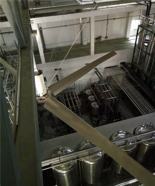 大型工業(yè)風(fēng)扇對(duì)車(chē)間的空氣進(jìn)行不斷循環(huán)降溫